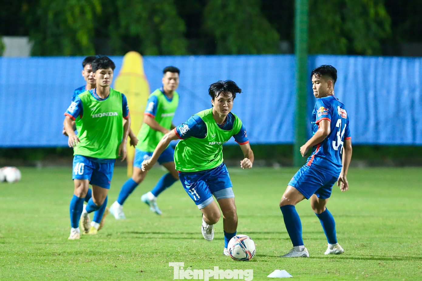 Ở lần triệu tập này, HLV Troussier ưu tiên trao cơ hội cho các cầu thủ trẻ như Nguyễn Văn Việt, Lương Duy Cương, Phan Tuấn Tài, Hồ Văn Cường, Hoàng Văn Toản, Giáp Tuấn Dương, Lê Văn Đô, Nguyễn Đức Phú, Nguyễn Thái Sơn, Nguyễn Đình Bắc, Bùi Vĩ Hào hay Nguyễn Thanh Nhàn.