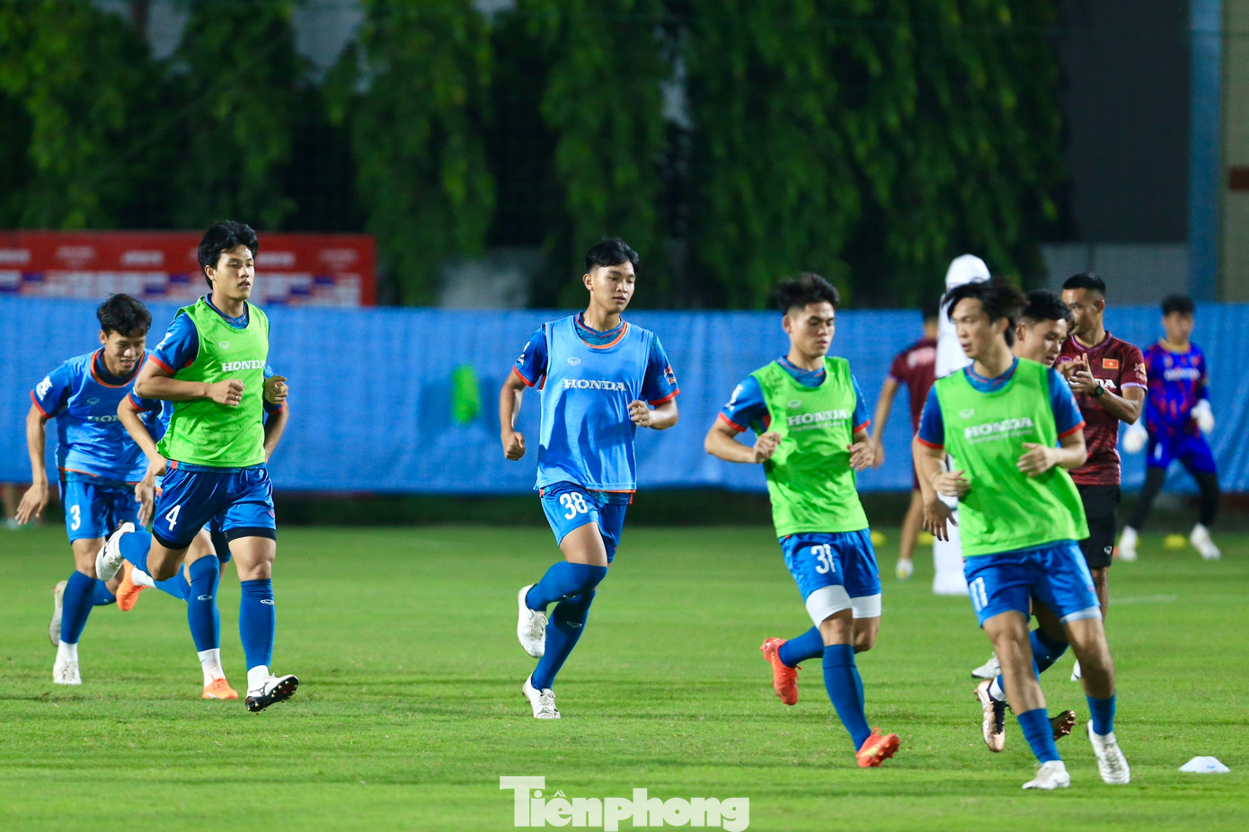 Trong những ngày đầu, HLV Philippe Troussier sẽ chưa có đủ lực lượng bởi vướng lịch thi đấu ở CLB. Trong khi Hà Nội FC và Hải Phòng tham dự các giải châu Á, CAHN và Đông Á Thanh Hóa lại đang chuẩn bị cho trận Siêu cúp Quốc gia - Cúp THACO 2023 vào ngày 6/10 tới.