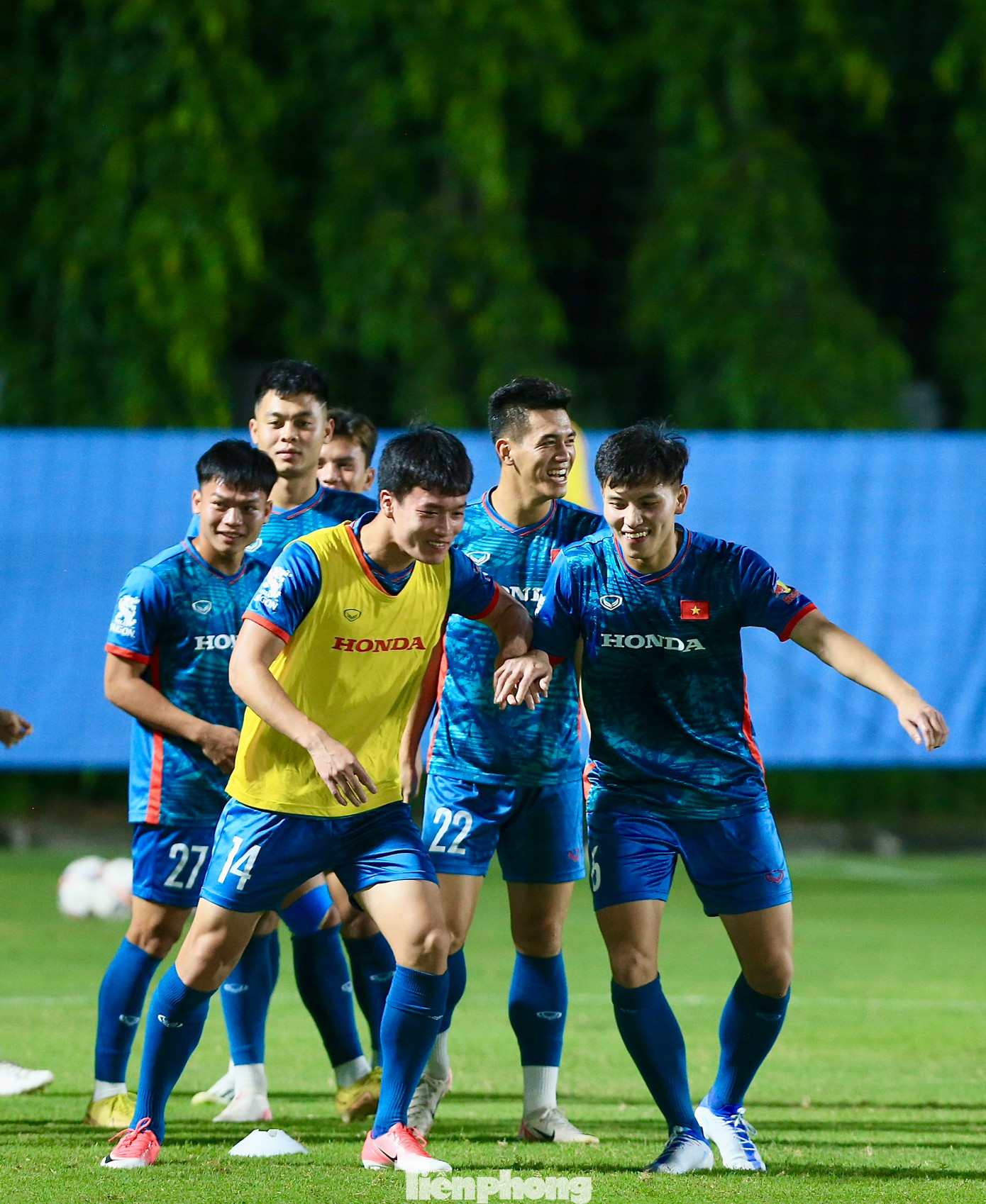 Dưới thời HLV Troussier, các bài tập khá nặng nhằm nâng cao thể lực, đáp ứng đòi hỏi phải di chuyển liên tục, không ngừng pressing trong lối chơi kiểm soát bóng.