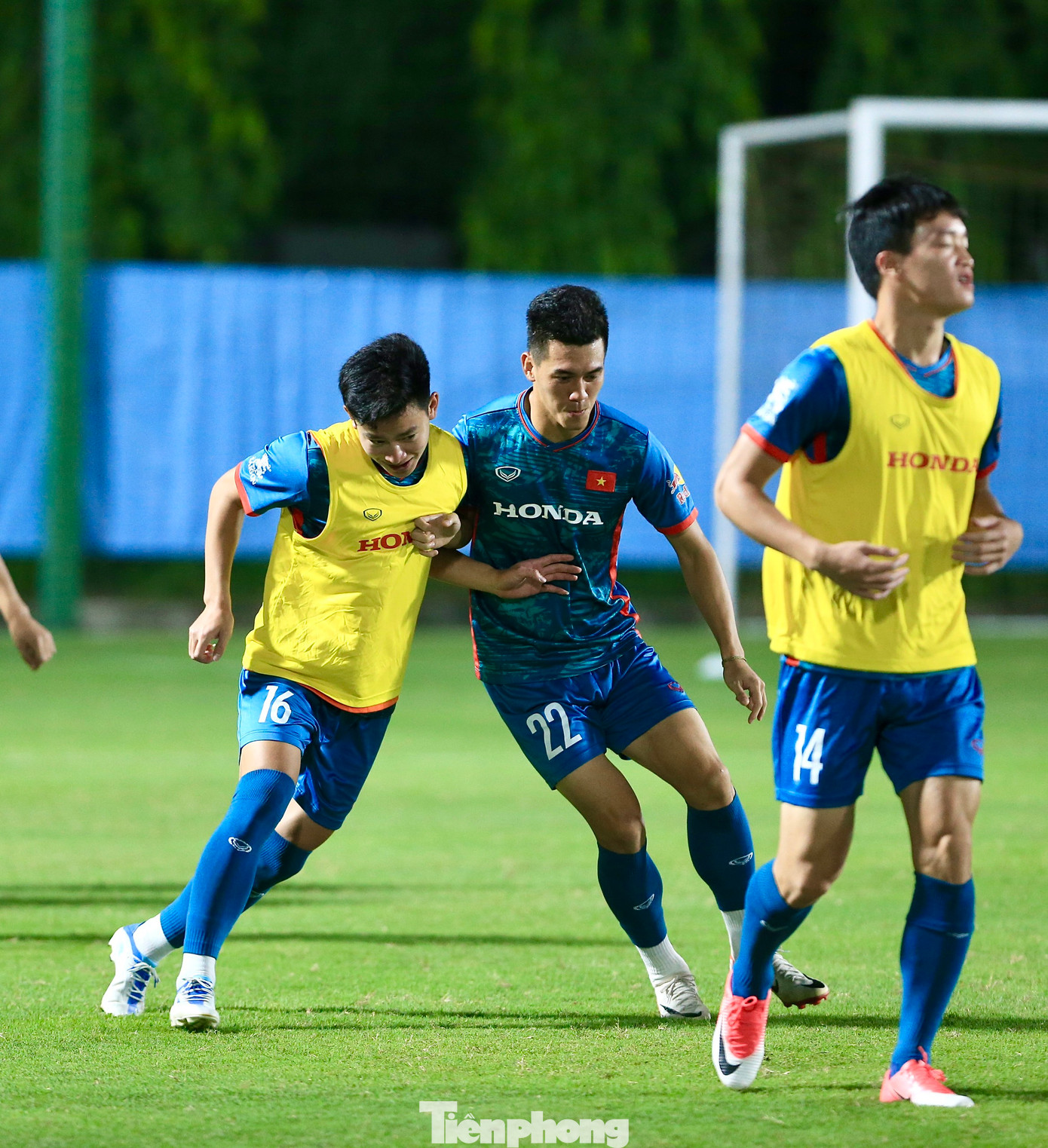 Dưới thời HLV Troussier, các bài tập khá nặng nhằm nâng cao thể lực, đáp ứng đòi hỏi phải di chuyển liên tục, không ngừng pressing trong lối chơi kiểm soát bóng.