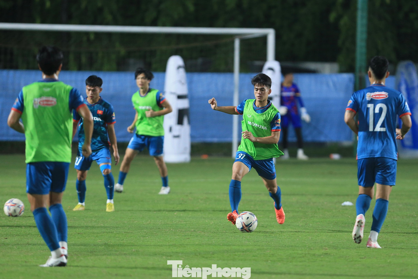 Để giải quyết bài toán về quân số trong những ngày đầu tập luyện, HLV Philippe Troussier cũng đã có sẵn phương án triệu tập 5 cầu thủ trẻ U20-U23 lên tập luyện chung cùng với đội tuyển.