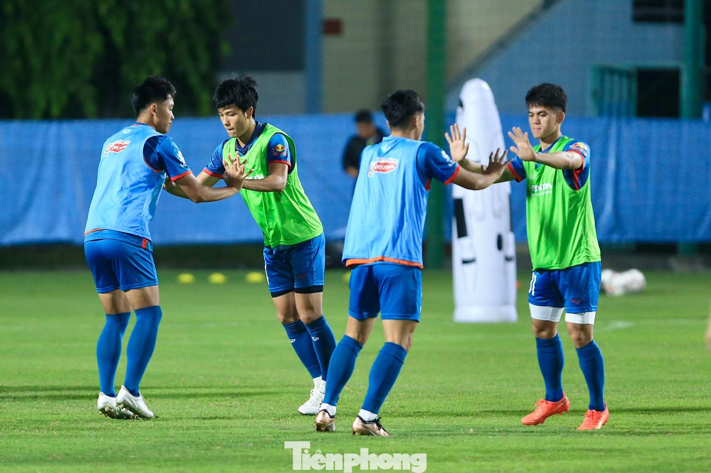 Đội tuyển cũng tập hai buổi mỗi ngày, buổi sáng bắt đầu từ lúc 10h và buổi chiều từ lúc 17h. Nhưng trong ngày đầu tiên, HLV Troussier đã lùi lịch xuống, tập từ lúc 18h chiều ngày 3/10.