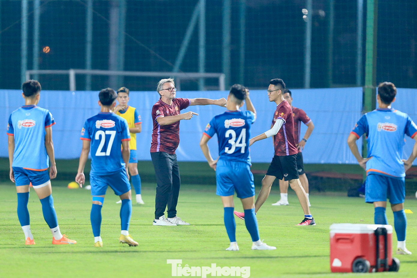 Để chuẩn bị cho các trận đấu thuộc FIFA Days trong tháng 10, ĐT Việt Nam hội quân từ ngày 2/10, sau đó có buổi tập đầu tiên tại Trung tâm Đào tạo bóng đá trẻ Việt Nam vào tối ngày 3/10.