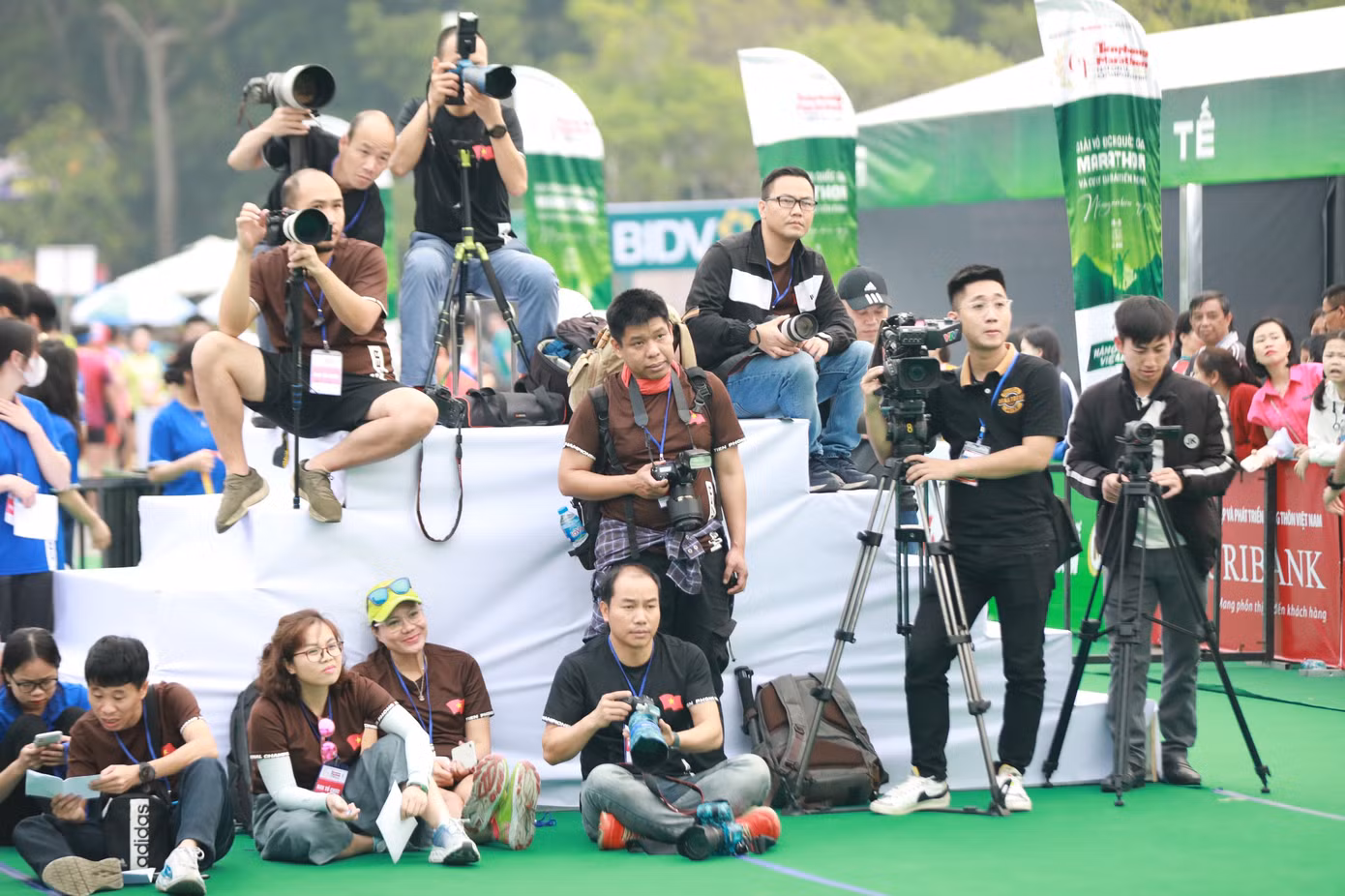 Những người góp phần làm nên thành công của Tiền Phong Marathon 2023. (Ảnh: Dương Triều - Hồng Vĩnh - Quyết Thắng)