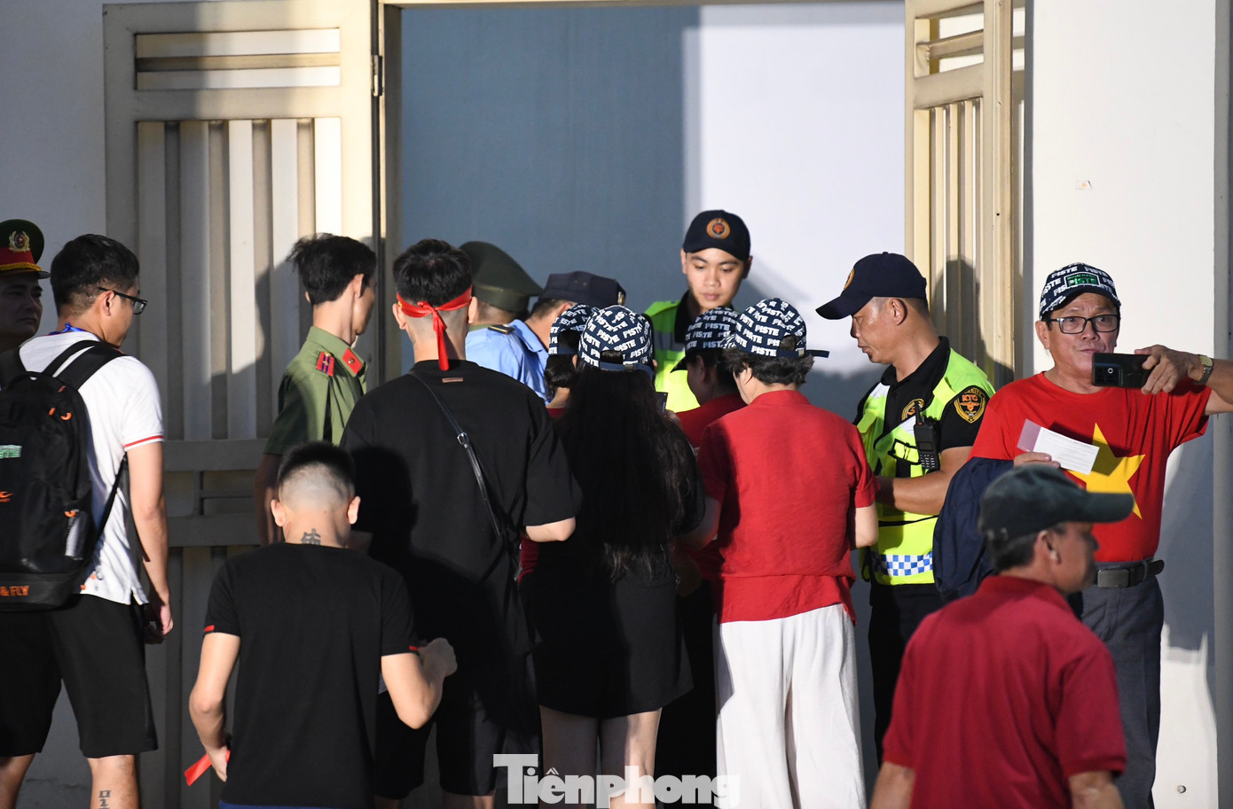 Ngoài những khán giả có mặt từ sớm, nhiều người vẫn tiếp tục tiến về phía cửa soát vé khi trận đấu chuẩn bị diễn ra.