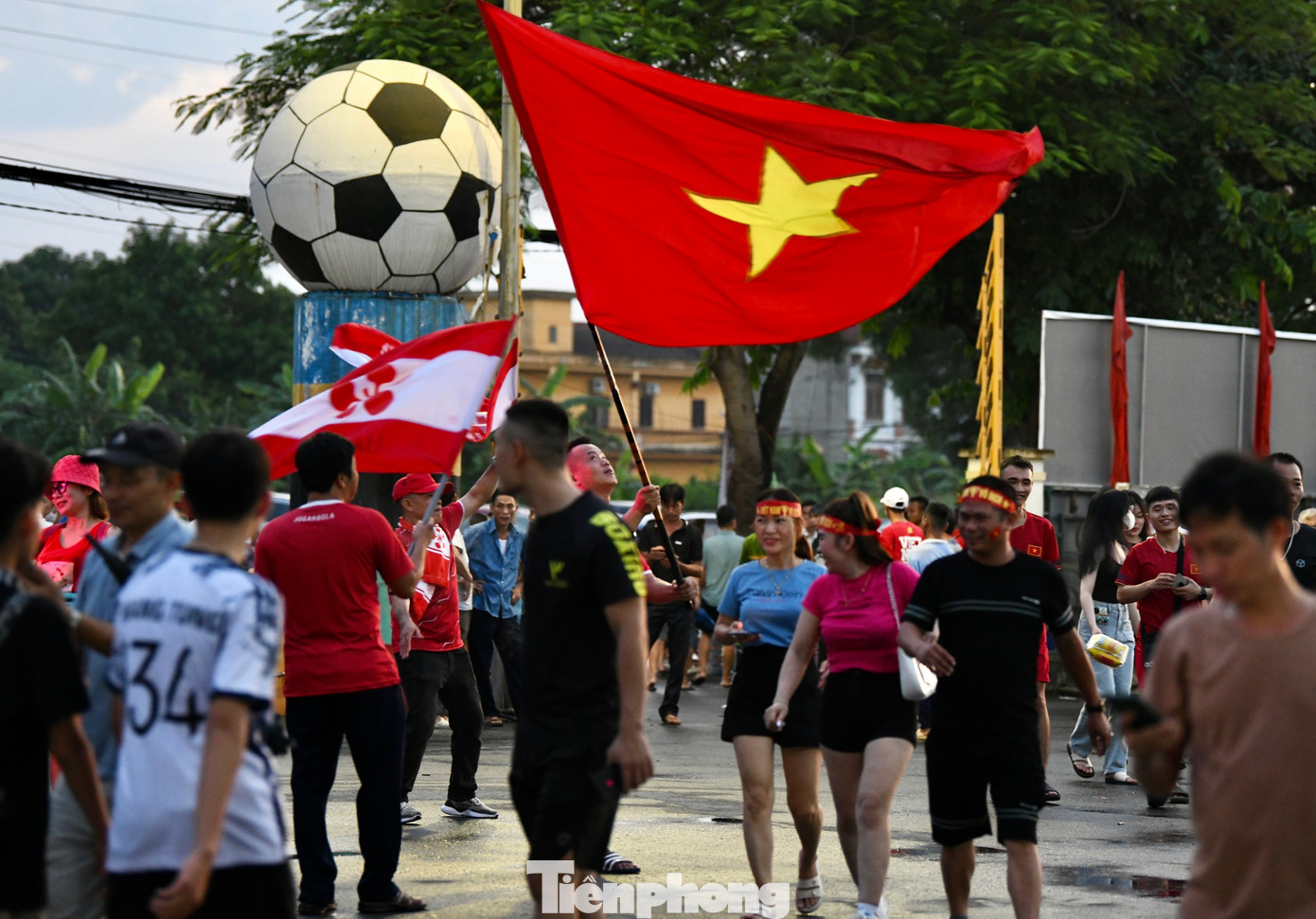 Trái ngược với sự trầm lắng trận mở màn, bầu không khí sôi động đã được tạo ra ở sân Việt Trì trong chiều tối ngày 9/9.