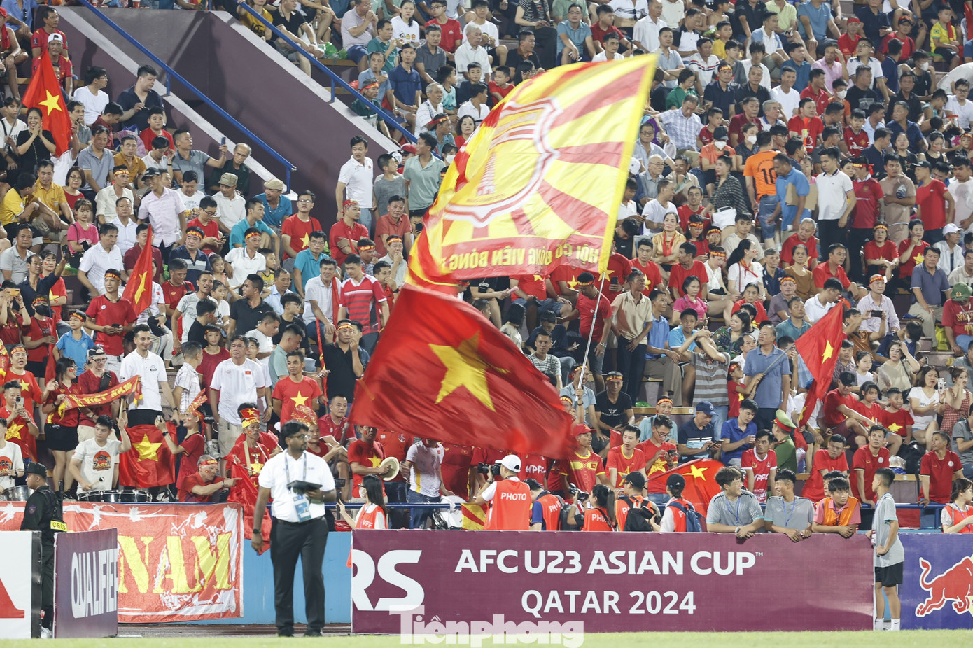 Tất cả tin vào một chiến thắng cho thầy trò HLV Troussier, để Phú Thọ lại đắm chìm trong ngày hội lớn. Ngày hội bóng đá họ luôn chờ đợi để được tận hưởng.