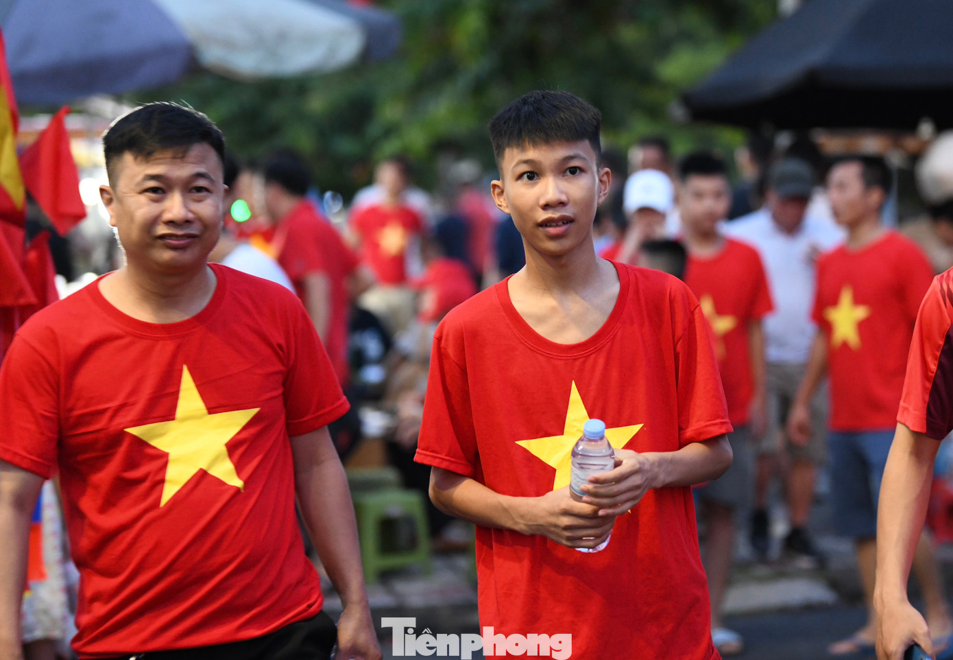 Với kinh nghiệm cổ vũ từ SEA Games 31, khi bảng A môn bóng đá nam diễn ra ở Phú Thọ, người dân nơi đây đã trang bị cho mình áo đỏ sao vàng cùng chiêng trống, cờ quạt.