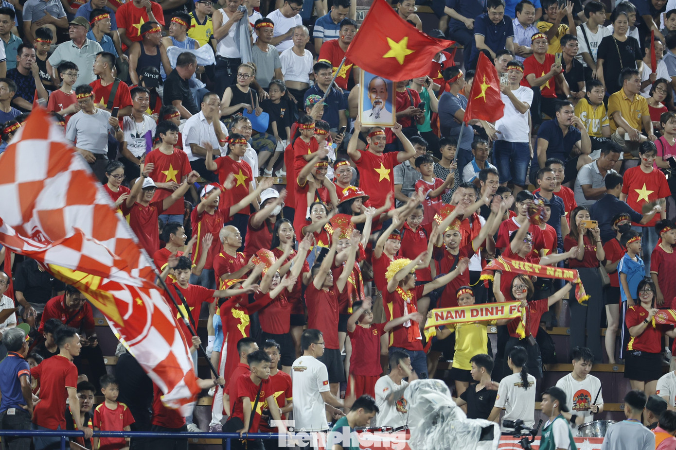 Tất cả tin vào một chiến thắng cho thầy trò HLV Troussier, để Phú Thọ lại đắm chìm trong ngày hội lớn. Ngày hội bóng đá họ luôn chờ đợi để được tận hưởng.