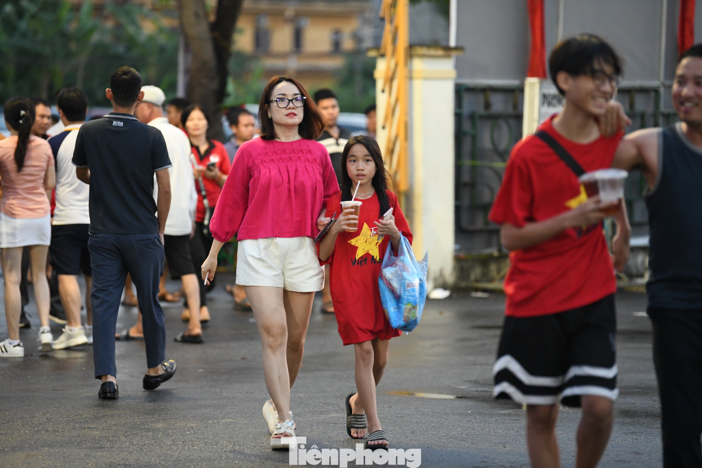 Theo các CĐV đến sớm, trận đấu giữa U23 Việt Nam và U23 Yemen có tầm quan trọng tới tấm vé đi tiếp, đồng thời hứa hẹn là một trận đấu hấp dẫn, không phải một chiều như trận thắng 6-0 trước U23 Guam.