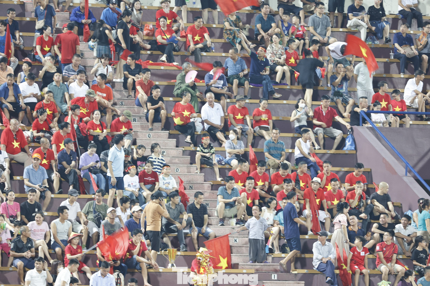 Tất cả tin vào một chiến thắng cho thầy trò HLV Troussier, để Phú Thọ lại đắm chìm trong ngày hội lớn. Ngày hội bóng đá họ luôn chờ đợi để được tận hưởng.