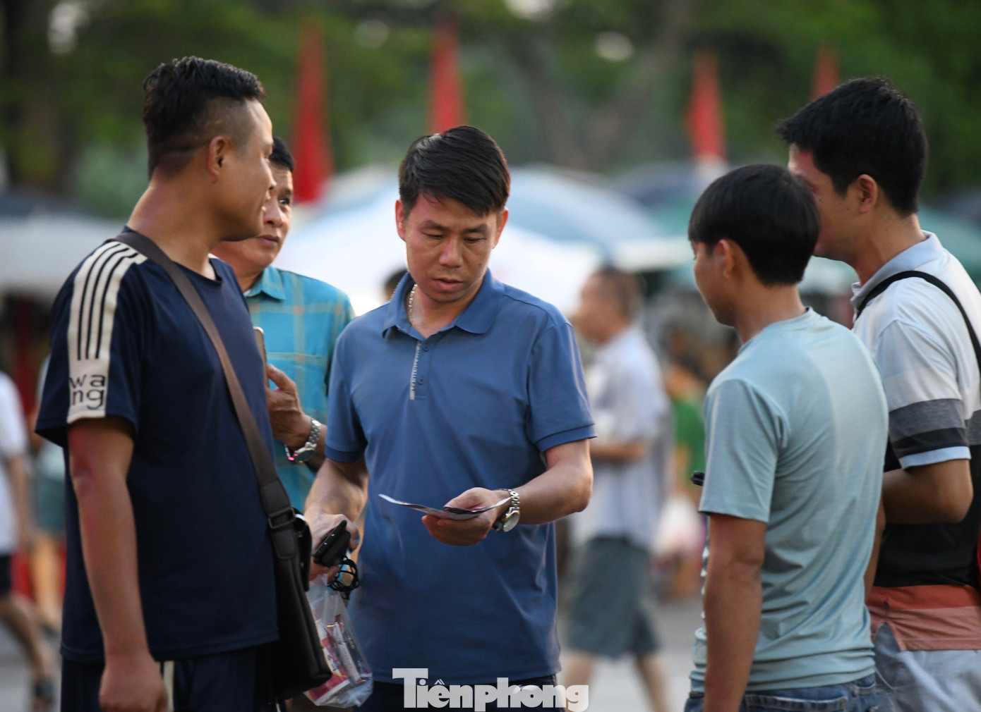 Giá vé vào sân cũng khá dễ chịu. Theo quan sát, nhiều hạng vé được bán bởi dân phe vé bằng hoặc thậm chí thấp hơn mức giá ban đầu.