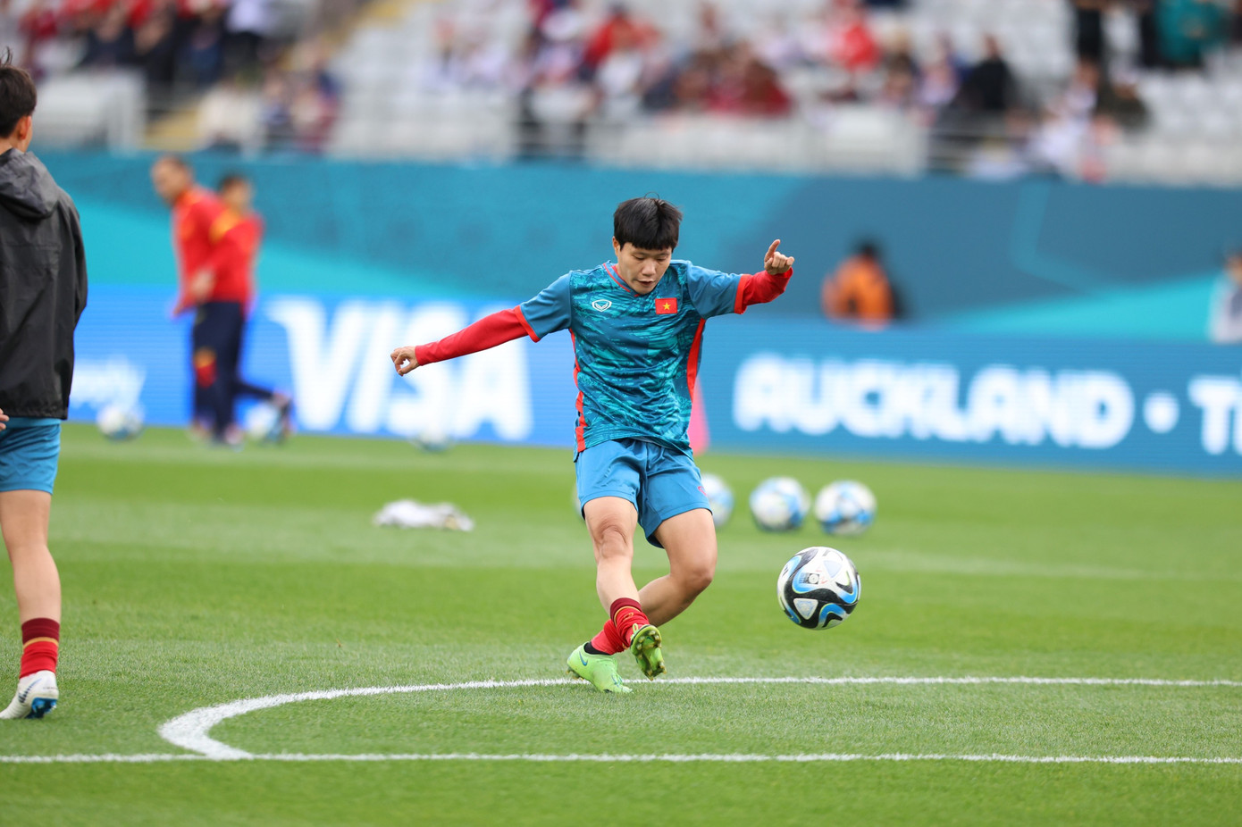 Những cô gái Việt Nam trước thời khắc lịch sử. Ảnh: Đức Đồng)