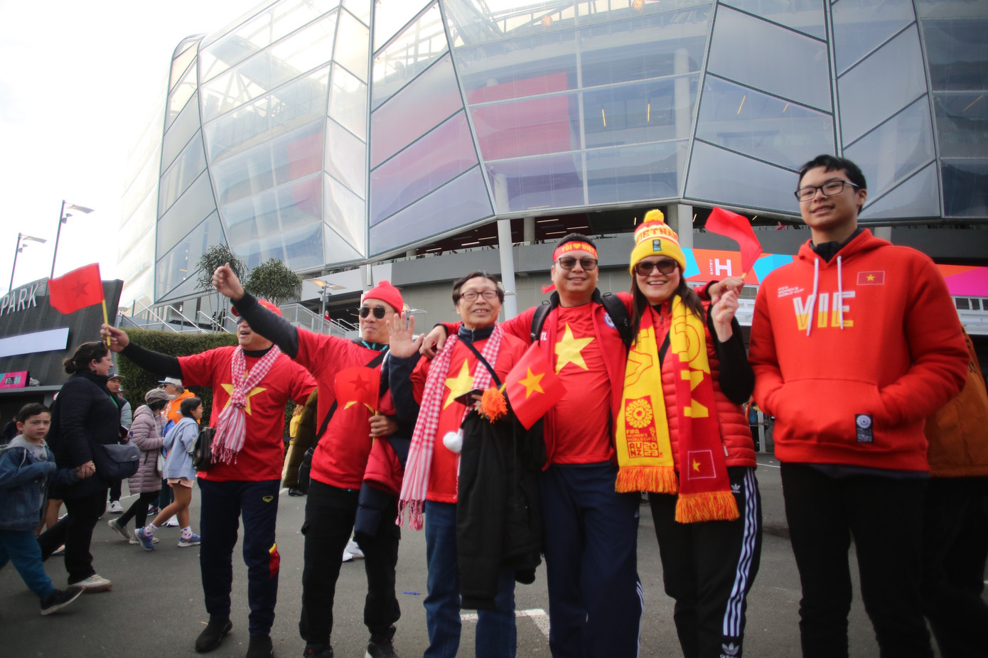 Người hâm mộ Việt Nam tại Eden Park. (Ảnh: Đức Đồng)