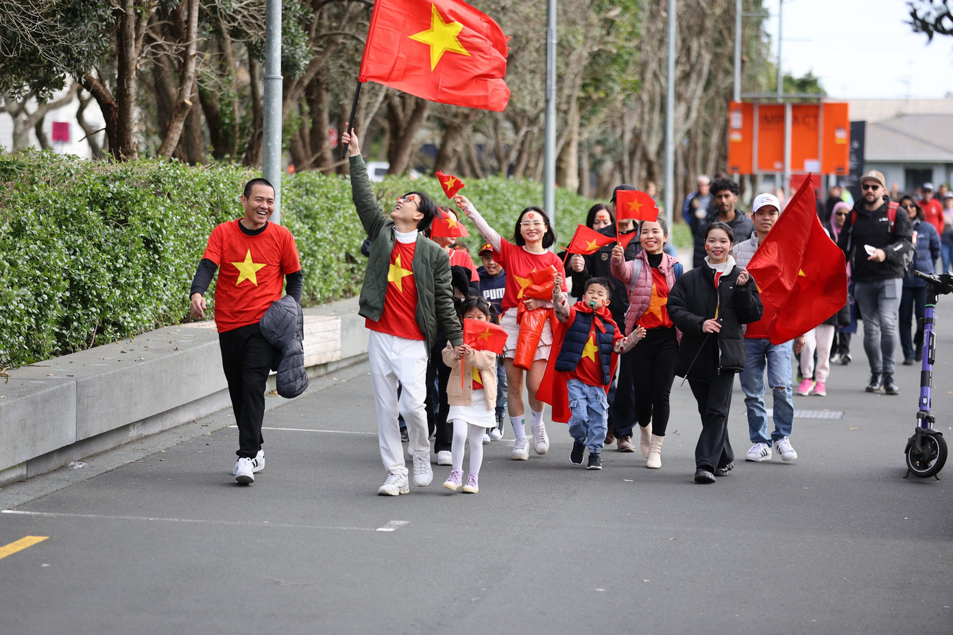 Người hâm mộ Việt Nam tại Eden Park. (Ảnh: Đức Đồng)