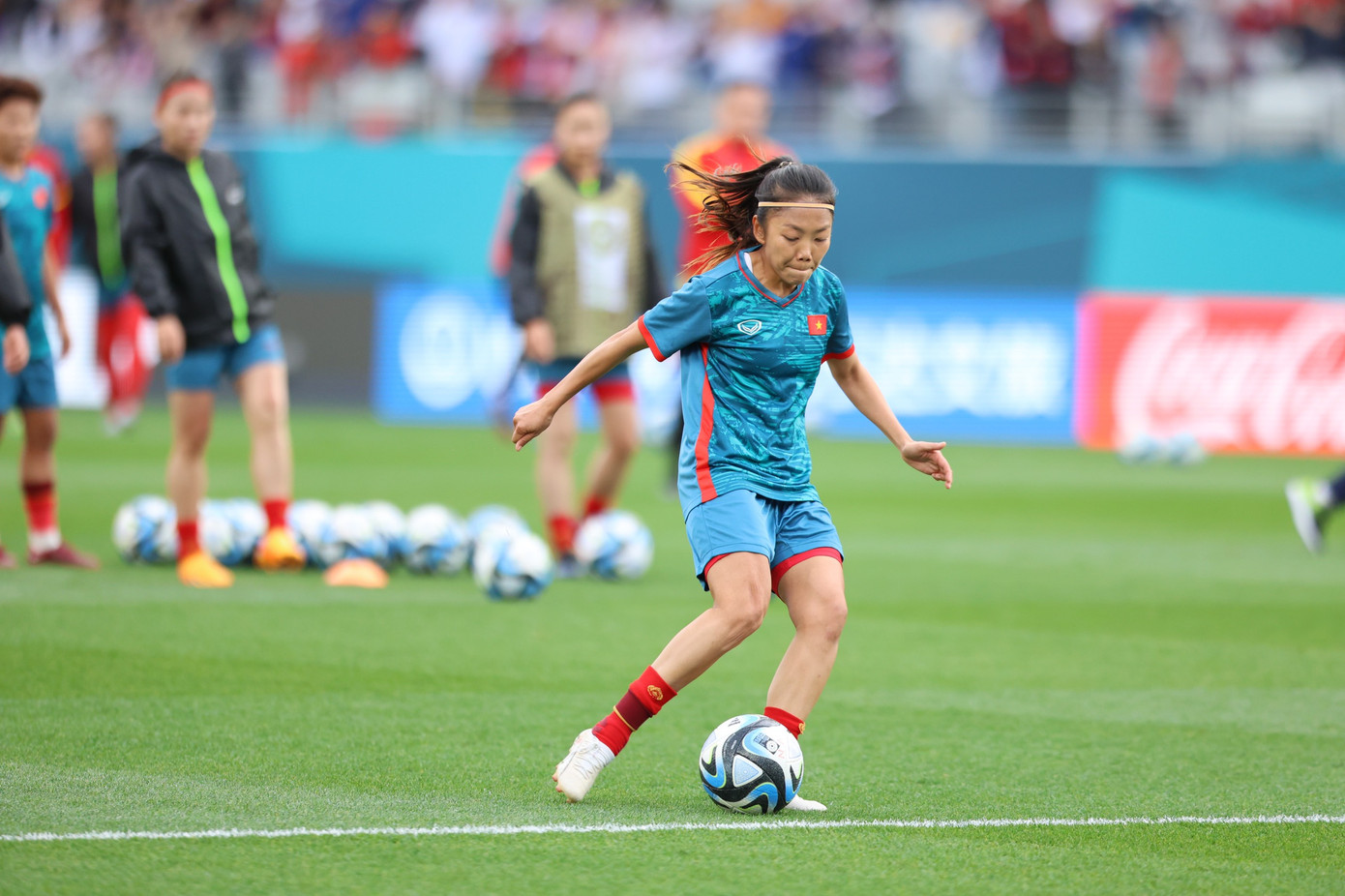 Những cô gái Việt Nam trước thời khắc lịch sử. Ảnh: Đức Đồng)