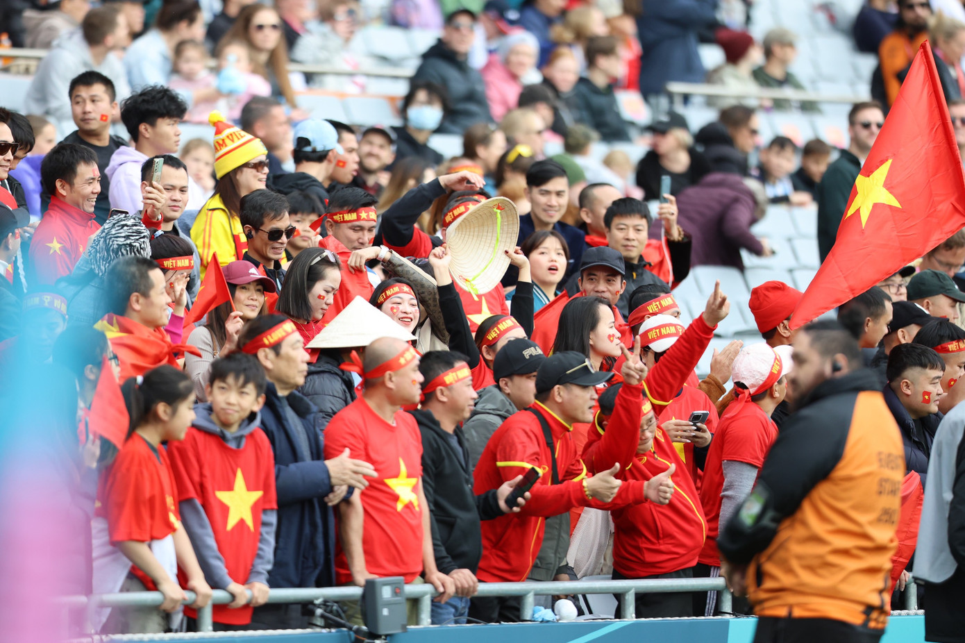 Người hâm mộ Việt Nam tại Eden Park. (Ảnh: Đức Đồng)