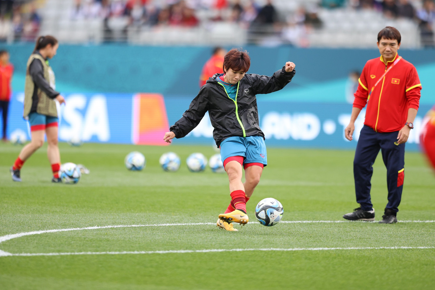 Những cô gái Việt Nam trước thời khắc lịch sử. Ảnh: Đức Đồng)