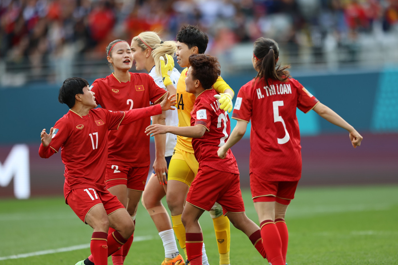 Giây phút các cầu thủ ăn mừng sau pha cứu thua khó tin của Kim Thanh. (Ảnh: Đức Đồng)