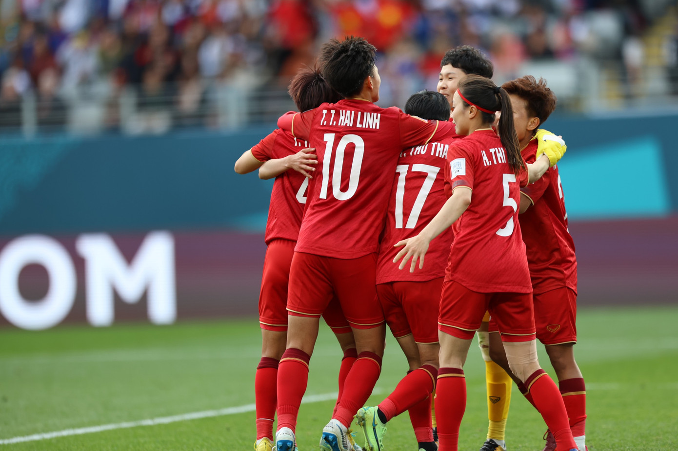 Giây phút các cầu thủ ăn mừng sau pha cứu thua khó tin của Kim Thanh. (Ảnh: Đức Đồng)