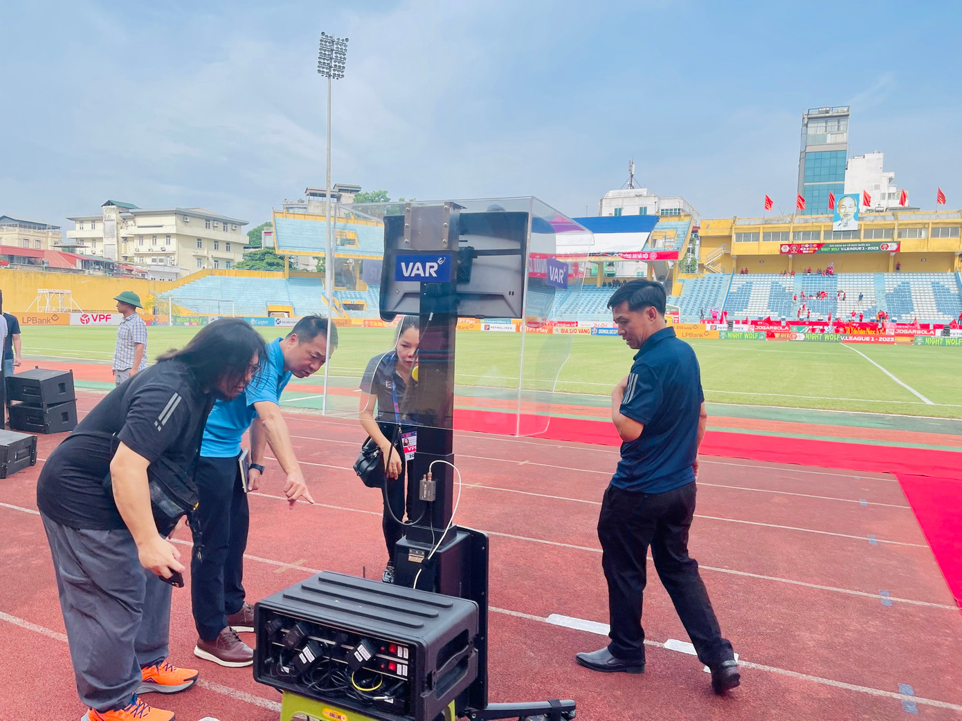 LĐBĐ Hồng Kông (Trung Quốc) học hỏi trước khi áp dụng VAR vào tháng 9 ở giải đấu cao nhất. LĐBĐ Hồng Kông (Trung Quốc) học hỏi trước khi áp dụng VAR vào tháng 9 ở giải đấu cao nhất.