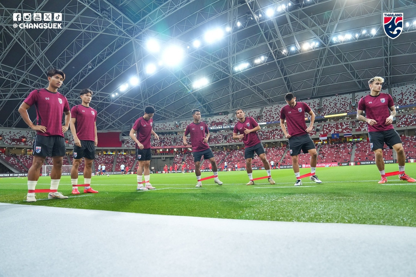 Ngược dòng thắng ngoạn mục Singapore, Thái Lan giành vé bán kết sớm ảnh 16 Ngược dòng thắng ngoạn mục Singapore, Thái Lan giành vé bán kết sớm ảnh 16