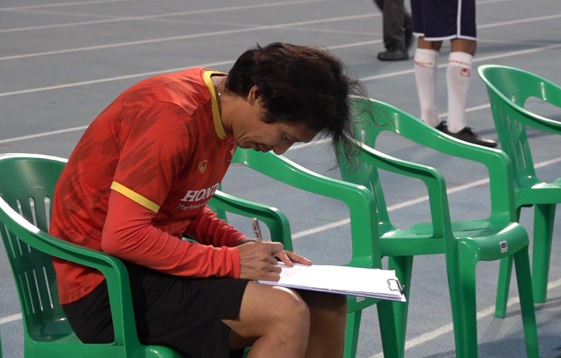 HLV Gong Oh-kyun ghi chép trong buổi tập của U23 Việt Nam tại UAE. HLV Gong Oh-kyun ghi chép trong buổi tập của U23 Việt Nam tại UAE.