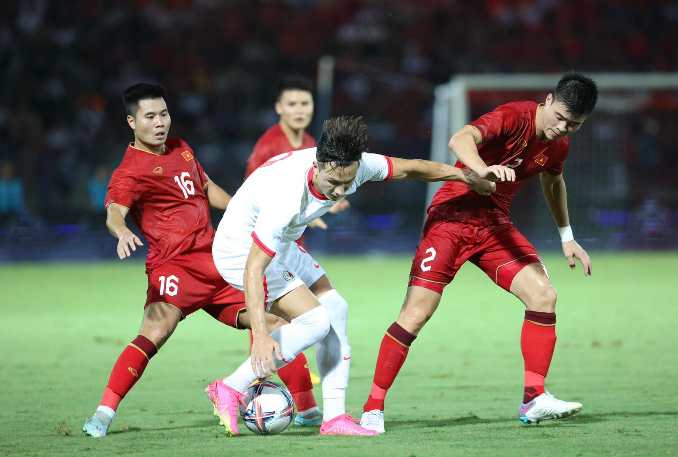 Các hậu vệ ĐT Việt Nam chật vật trước các pha phản công của Hồng Kông (Trung Quốc). (Ảnh: Như Ý) Các hậu vệ ĐT Việt Nam chật vật trước các pha phản công của Hồng Kông (Trung Quốc). (Ảnh: Như Ý)