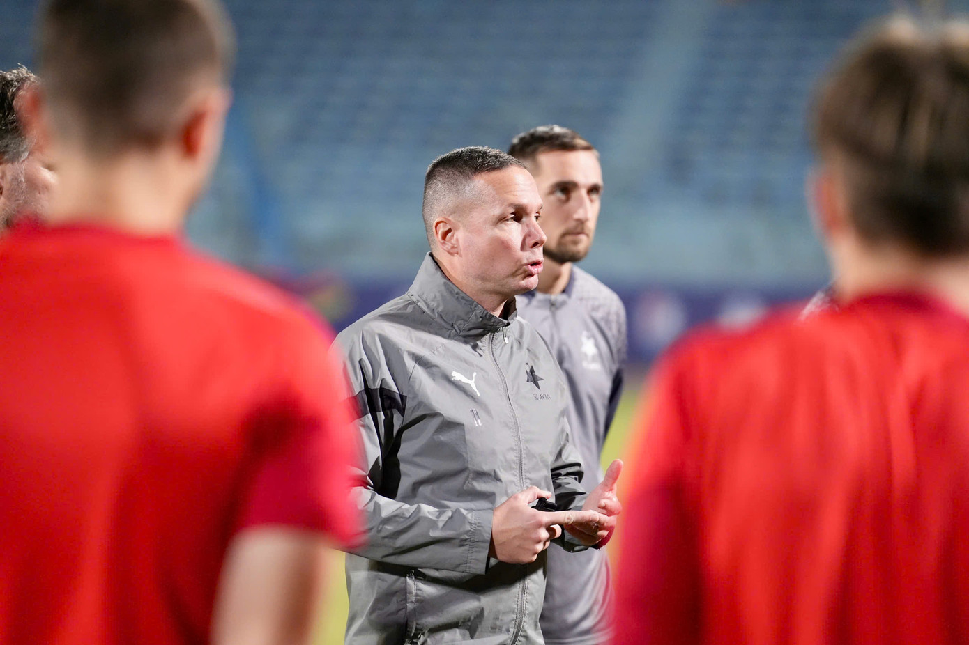 HLV Trpisovsky chỉ đạo các học trò trên sân Hàng Đẫy.