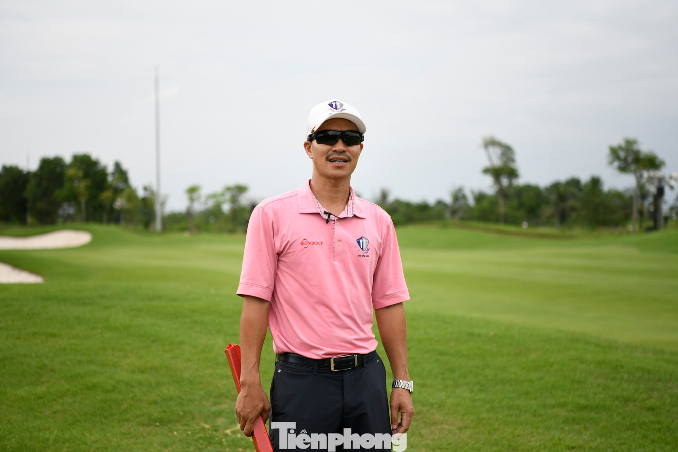 Trọng tài Nguyễn Huy Hoàng lần đầu làm nhiệm vụ ở Giải Vô địch Golf Quốc gia. Anh nói rằng có chút áp lực và lo lắng, bởi đây là giải đấu tầm cỡ, không được phép mắc sai sót. Trọng tài Nguyễn Huy Hoàng lần đầu làm nhiệm vụ ở Giải Vô địch Golf Quốc gia. Anh nói rằng có chút áp lực và lo lắng, bởi đây là giải đấu tầm cỡ, không được phép mắc sai sót.