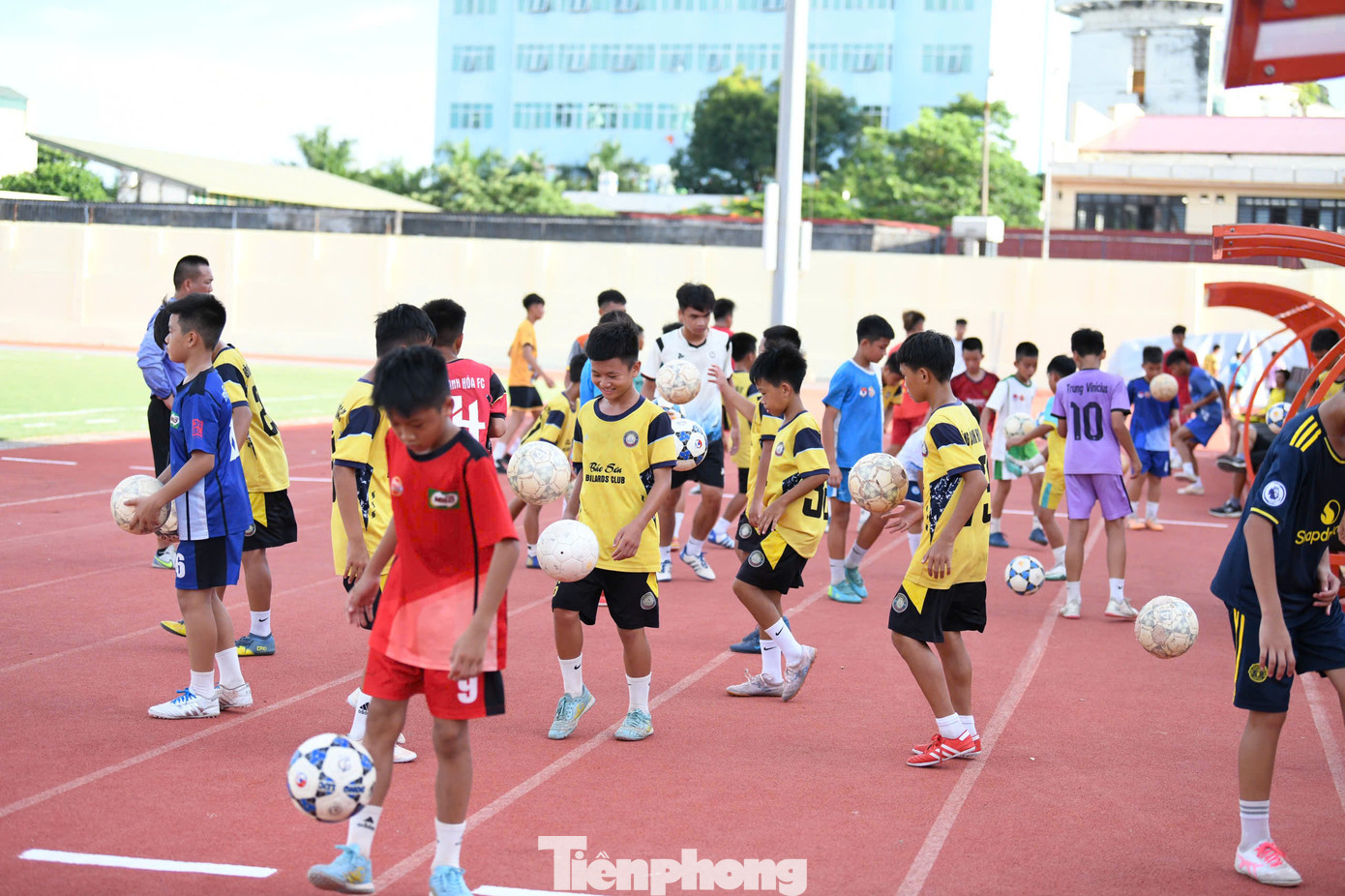 Ngoài ra, nhằm duy trì bản sắc và truyền thống, Đông Á Thanh Hóa rất chú trọng công tác đào tạo trẻ. Triết lý bóng đá của đội một cũng được phổ biến tại các đội trẻ, tạo nên sự đồng bộ ở mọi cấp độ.