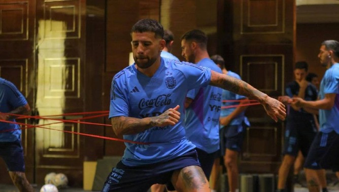 Các cầu thủ Argentina phải tập ở sảnh tiệc của khách sạn. Các cầu thủ Argentina phải tập ở sảnh tiệc của khách sạn.