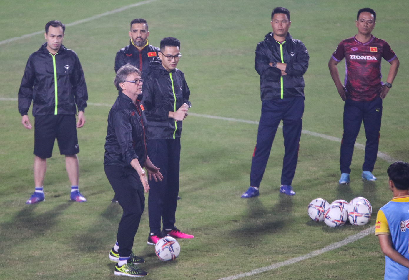 HLV Troussier không ngừng đưa ra các chỉ dẫn, cả cho Ban huấn luyện và các cầu thủ. (Ảnh: Hiếu Chelsea) HLV Troussier không ngừng đưa ra các chỉ dẫn, cả cho Ban huấn luyện và các cầu thủ. (Ảnh: Hiếu Chelsea)