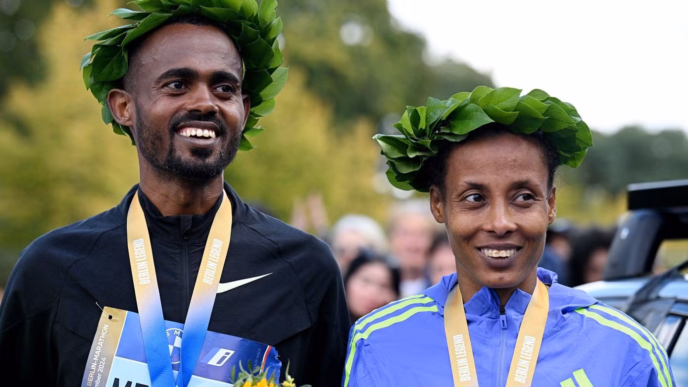 Hai vận động viên người Ethiopia, Milkesa Mengesha và Tigist Ketema, trên bục chiến thắng. Hai vận động viên người Ethiopia, Milkesa Mengesha và Tigist Ketema, trên bục chiến thắng.