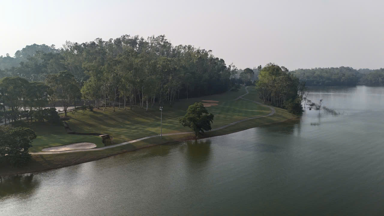 Sân Kings Course thiết kế dựa trên địa hình tự nhiên, với rất nhiều hồ nước mênh mông. Sân Kings Course thiết kế dựa trên địa hình tự nhiên, với rất nhiều hồ nước mênh mông.