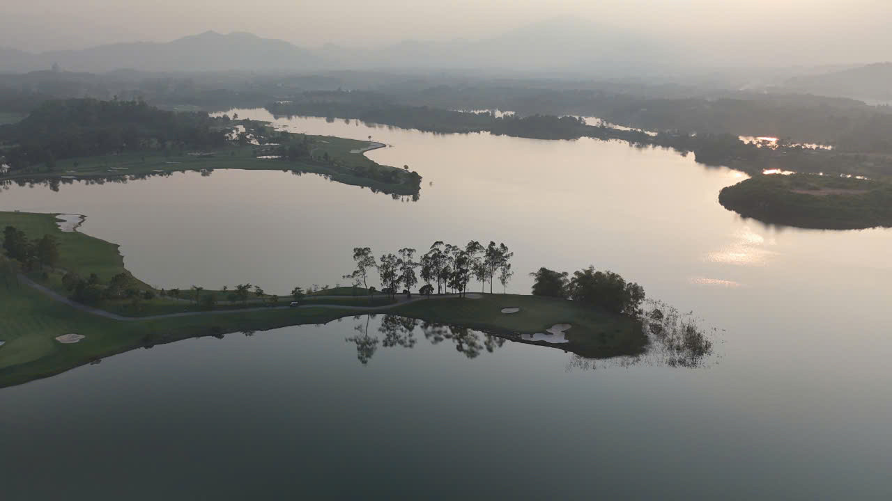 Điều này mang đến vẻ đẹp quyến rũ cho sân Đảo Vua, nhưng cũng là một thử thách lớn cho các golfer, nhất là những người hy vọng săn HIO. Điều này mang đến vẻ đẹp quyến rũ cho sân Đảo Vua, nhưng cũng là một thử thách lớn cho các golfer, nhất là những người hy vọng săn HIO.