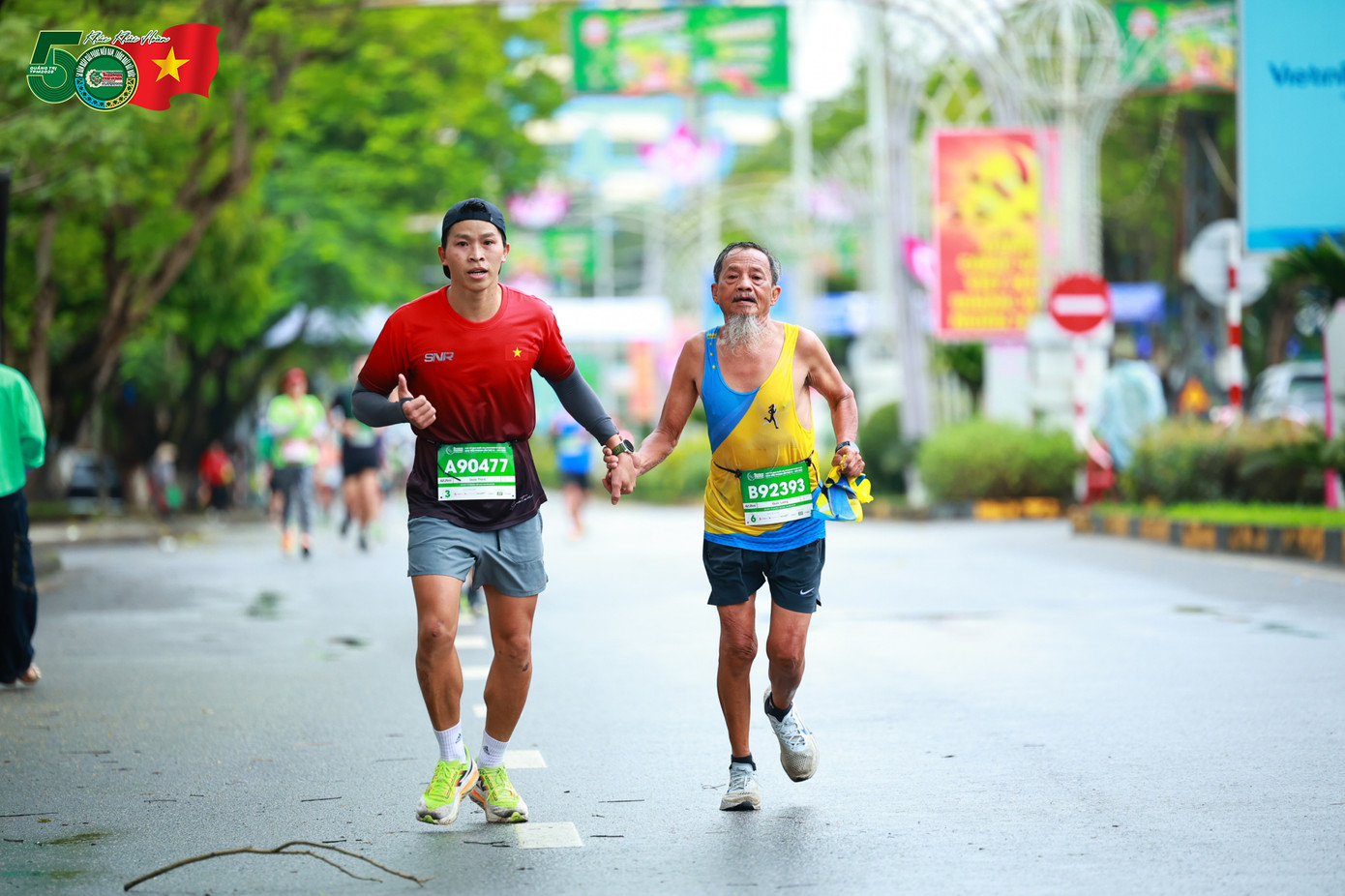 Chú Phạm Quốc Lương hoàn tất cự ly 42km bất chấp "đôi chân cứng ngắc" trong những km cuối.