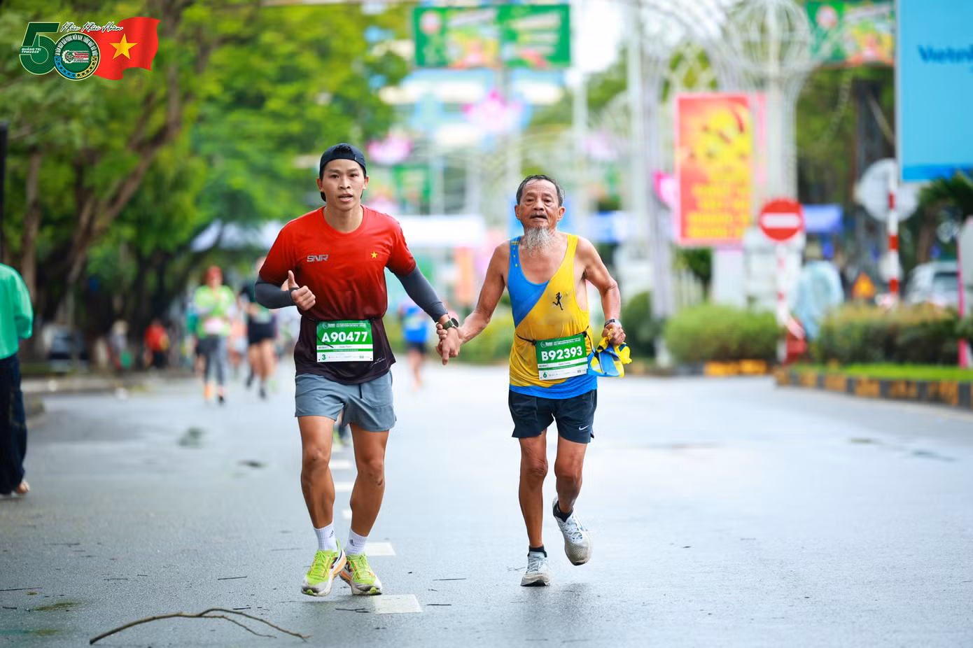 Chú Phạm Quốc Lương hoàn tất cự ly 42km bất chấp "đôi chân cứng ngắc" trong những km cuối.