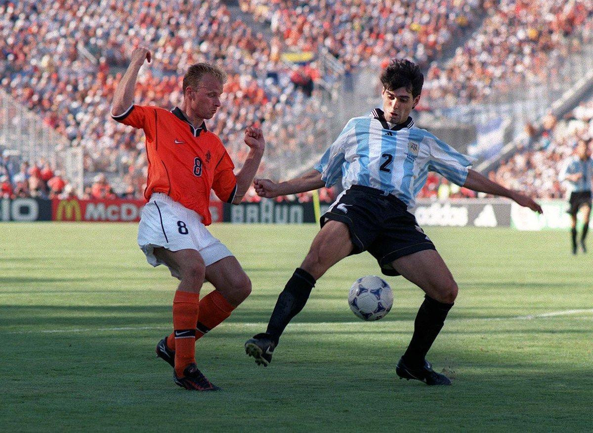 Khoảnh khắc làm nên một trong những bàn thắng vĩ đại nhất World Cup của Bergkamp. (Ảnh: Getty Images)