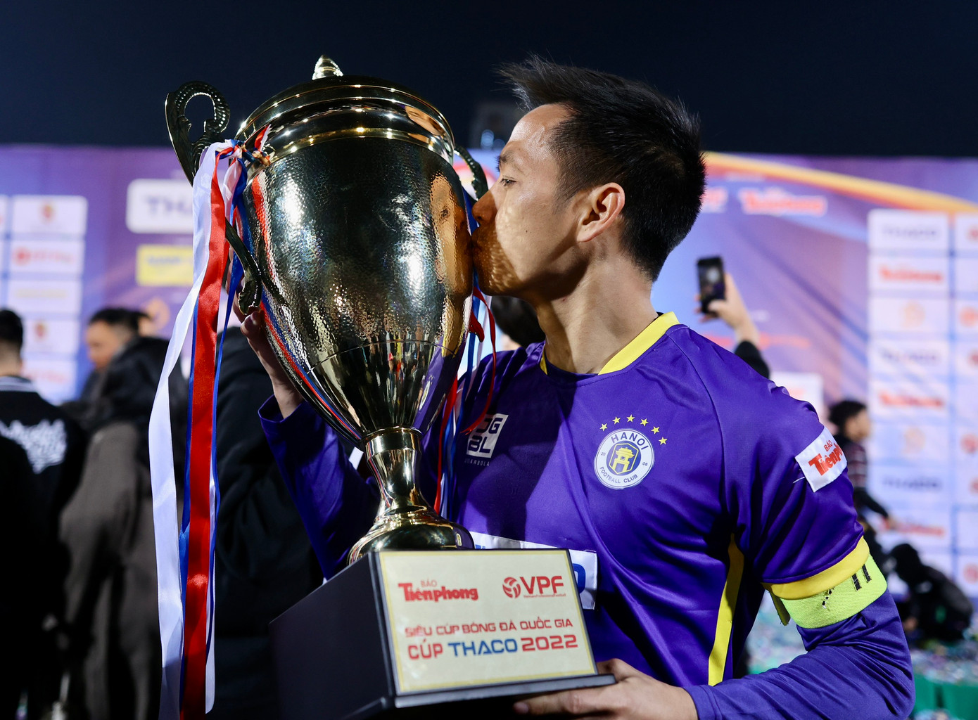 Nguyễn Văn Quyết với Siêu Cúp Quốc gia - Cúp THACO 2022 do báo Tiền Phong tổ chức. (Ảnh: Như Ý)