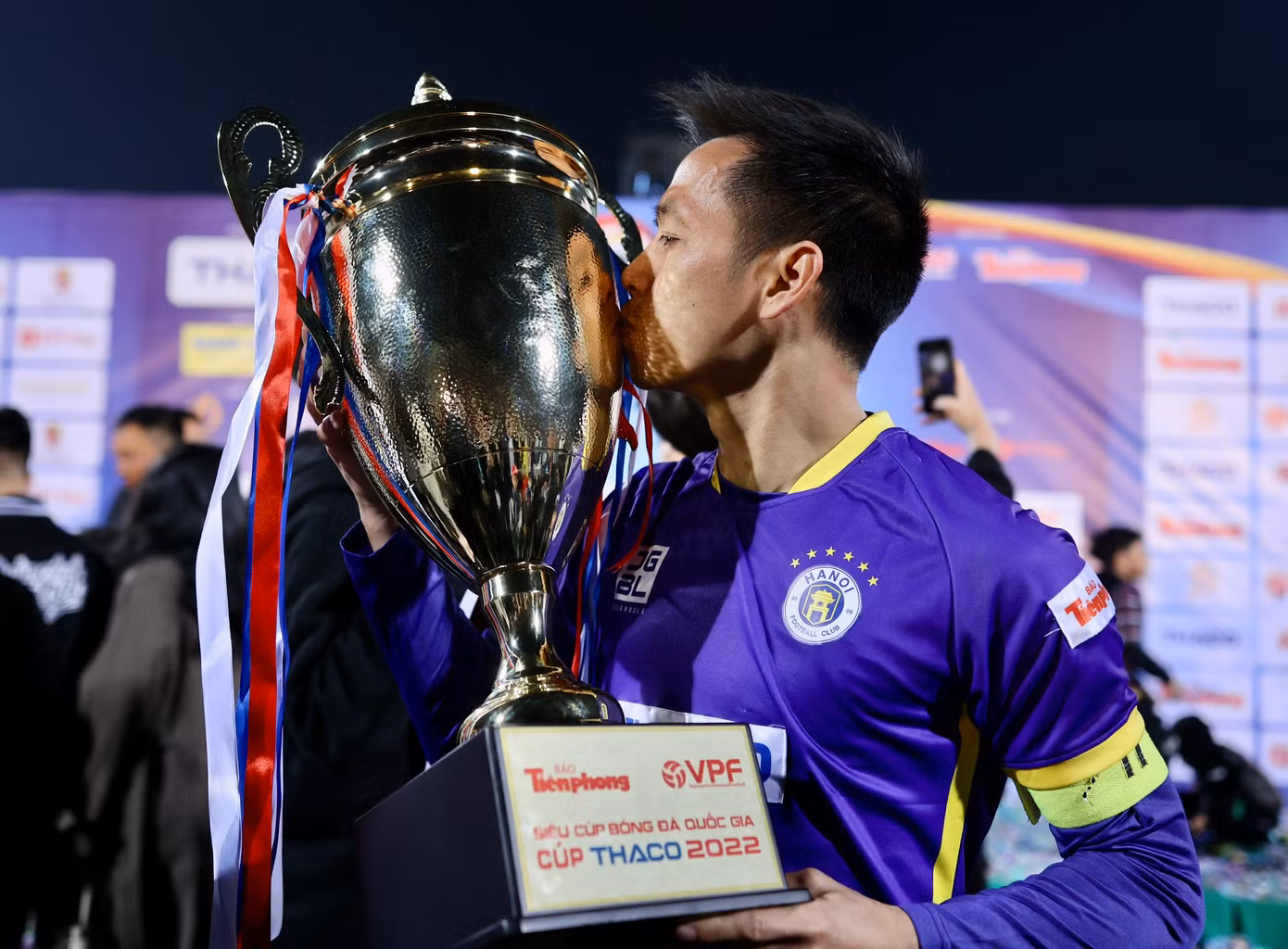 Nguyễn Văn Quyết với Siêu Cúp Quốc gia - Cúp THACO 2022 do báo Tiền Phong tổ chức. (Ảnh: Như Ý)