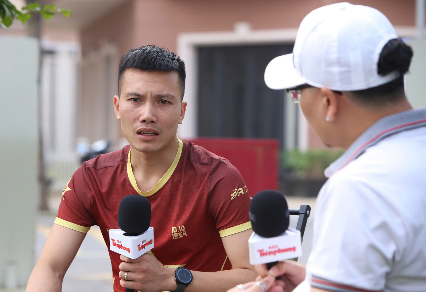 "Tôi luôn tự hào mỗi khi tham dự Tiền Phong Marathon, giải đấu lâu đời nhất Việt Nam", anh nói, "Ngoài việc nỗ lực hoàn thành tốt nhiệm vụ mà đơn vị giao phó, tôi cũng muốn tiếp tục truyền ngọn lửa tới thế hệ sau, khuyến khích họ tích cực rèn luyện đúng cách để có một sức khỏe tốt để cống hiến nhiều hơn cho xã hội và đất nước".