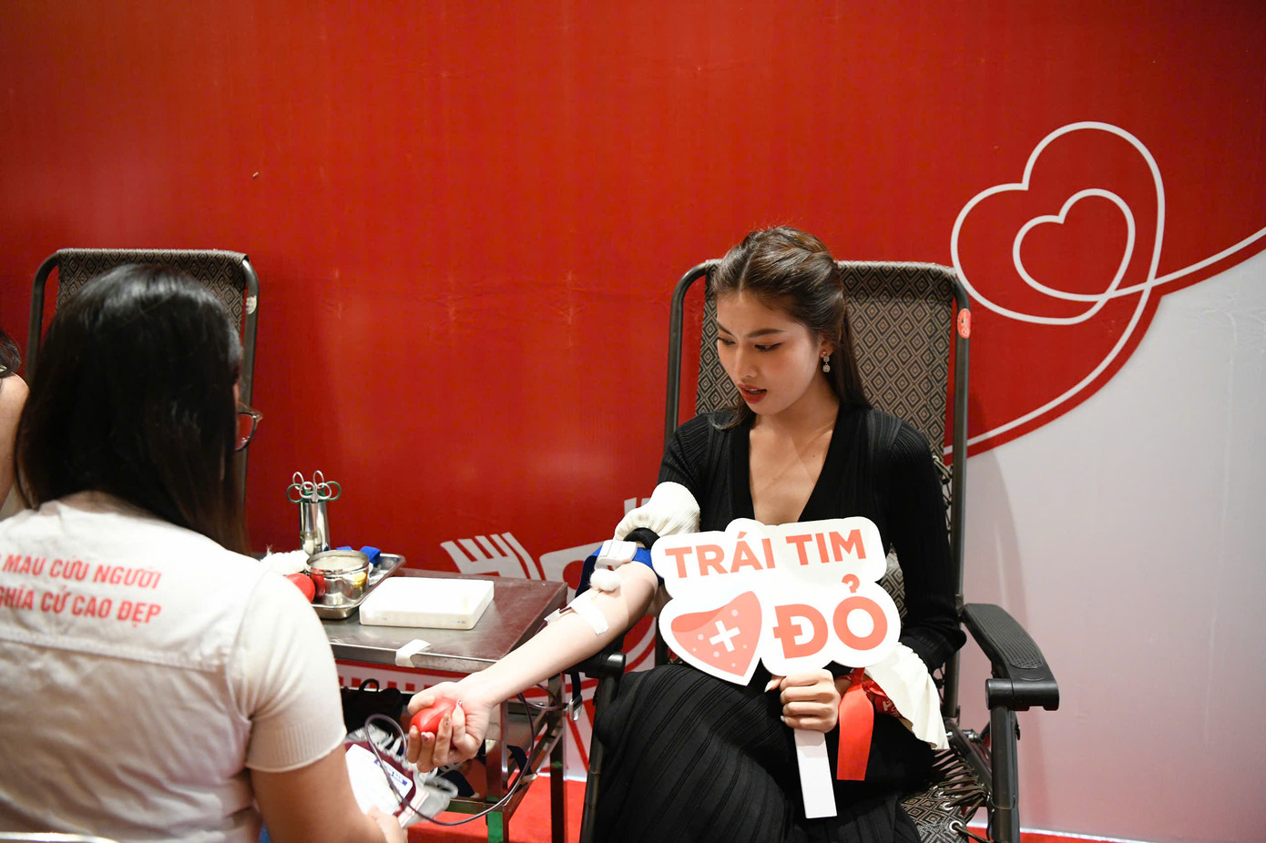 Á hậu Ngọc Thảo và Người đẹp Kim Trà My cũng sẵn sàng cho đi những giọt máu hồng, truyền lửa tới cộng đồng, cùng sẻ chia yêu thương. Á hậu Ngọc Thảo và Người đẹp Kim Trà My cũng sẵn sàng cho đi những giọt máu hồng, truyền lửa tới cộng đồng, cùng sẻ chia yêu thương.