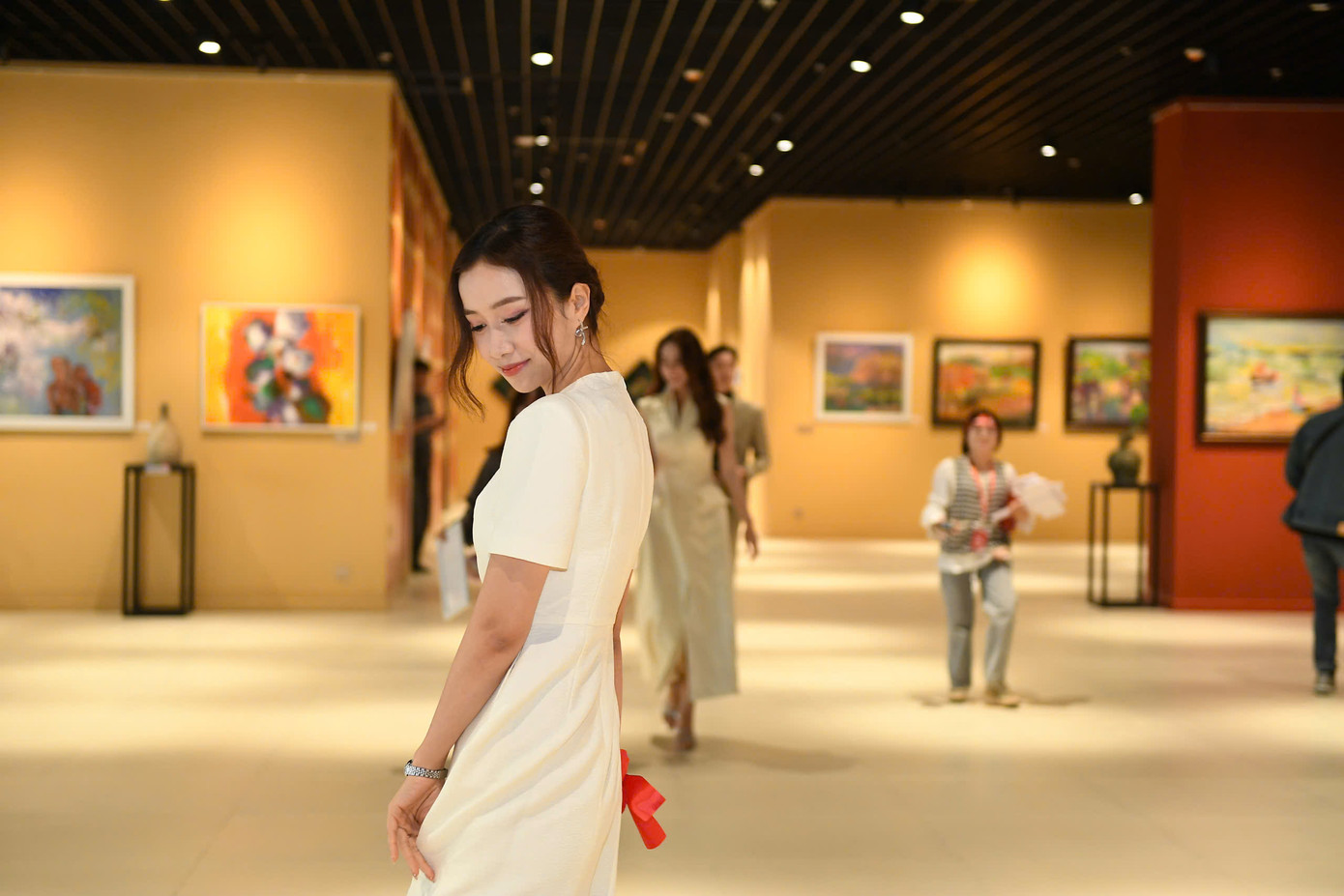 Người đẹp Nhân ái Nguyễn Ngọc Mai liên tục bày tỏ sự ngưỡng mộ trước tài năng của các nữ họa sỹ, đồng thời cảm nhận nguồn năng lượng tươi mới mà các tác phẩm mang lại.