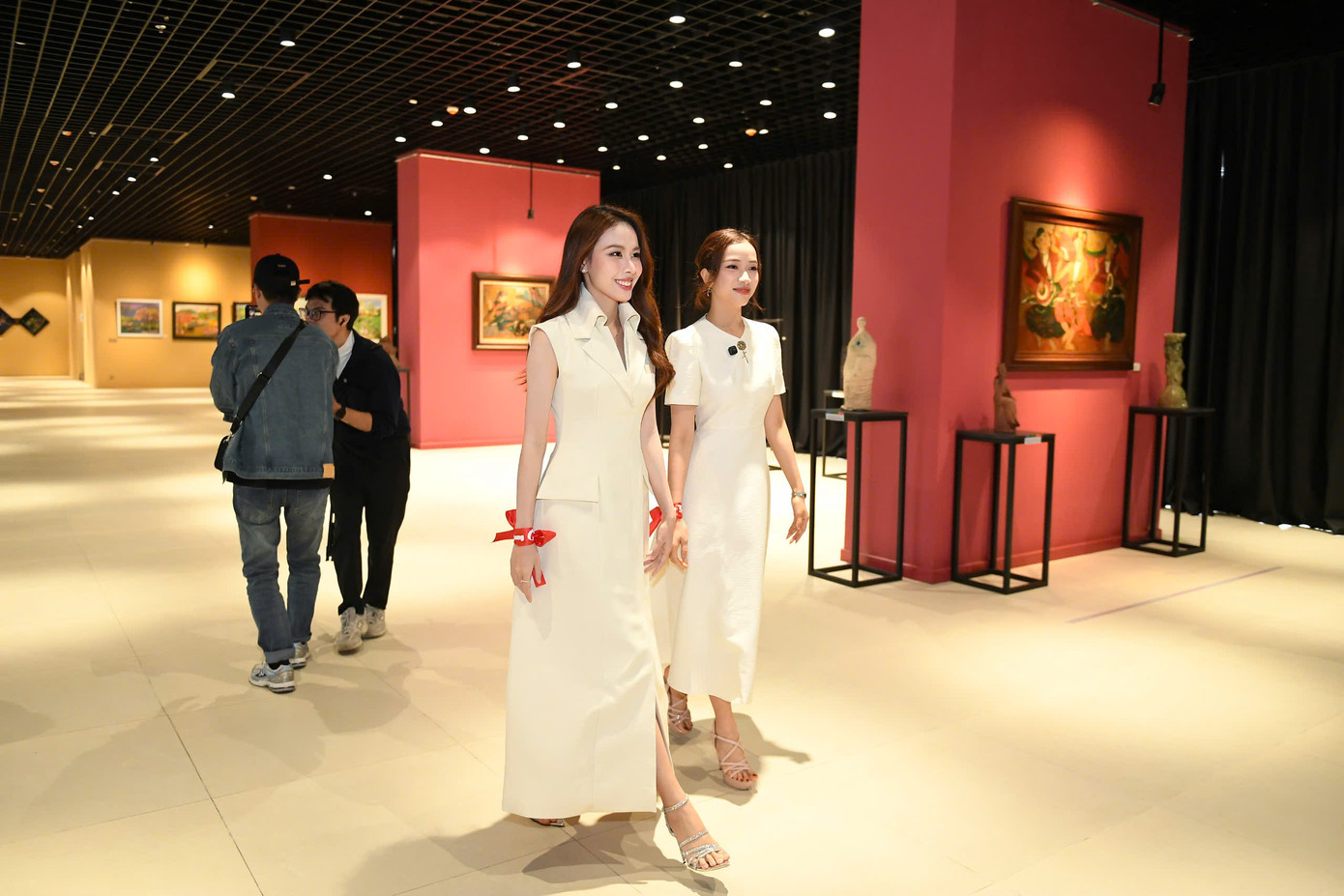 Triển lãm trưng bày gần 70 tác phẩm được thể hiện qua các chất liệu đa dạng, đặc sắc của 14 nữ hoạ sĩ tài năng tại Việt Nam.