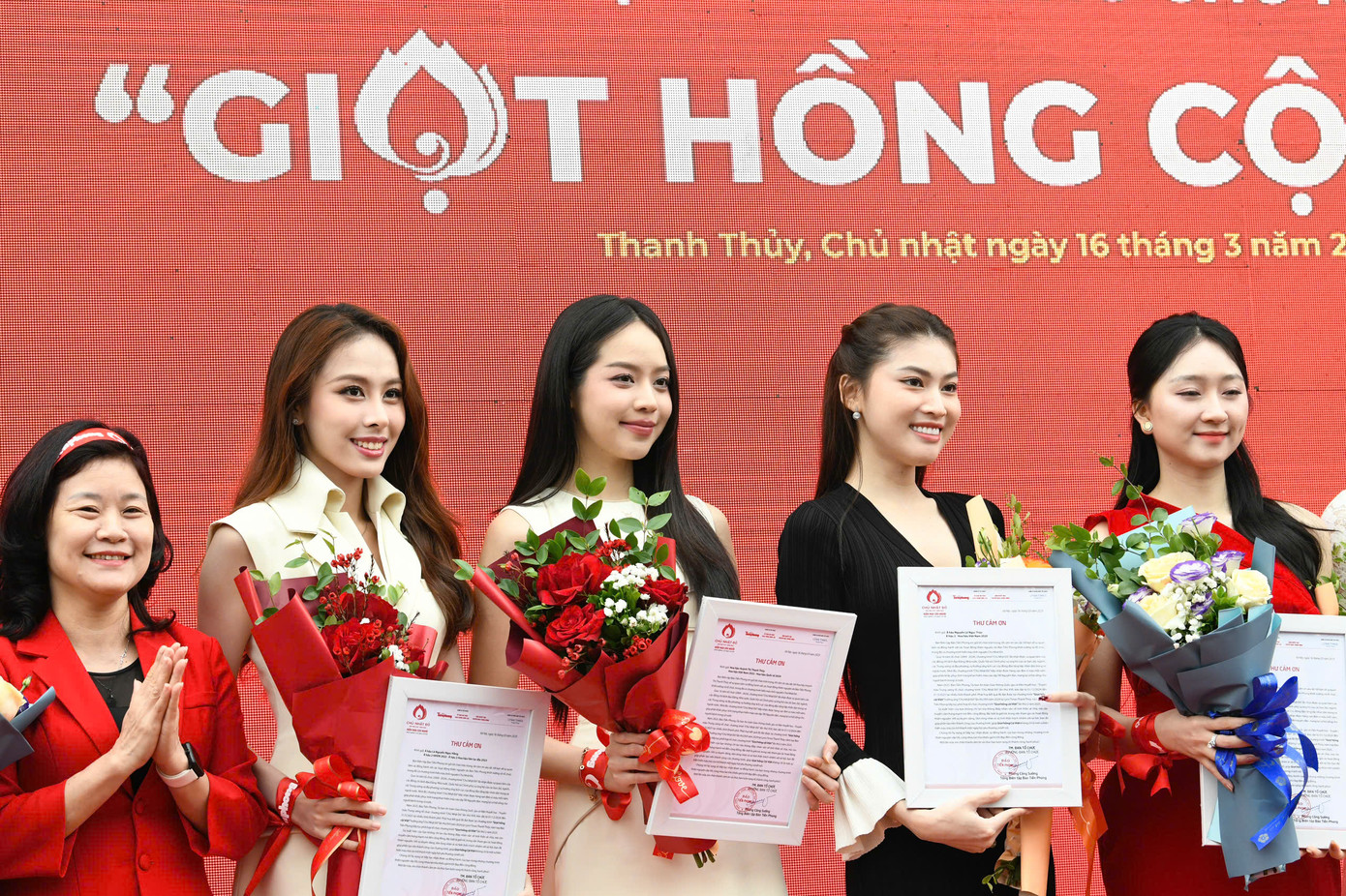 Các Hoa hậu, Á hậu và Người đẹp nhận Thư cảm ơn và hoa từ Ban tổ chức. Các Hoa hậu, Á hậu và Người đẹp nhận Thư cảm ơn và hoa từ Ban tổ chức.