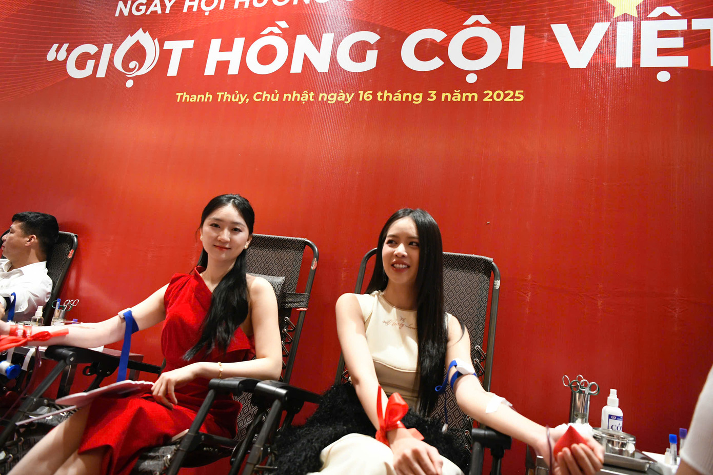 Á hậu Ngọc Thảo và Người đẹp Kim Trà My cũng sẵn sàng cho đi những giọt máu hồng, truyền lửa tới cộng đồng, cùng sẻ chia yêu thương. Á hậu Ngọc Thảo và Người đẹp Kim Trà My cũng sẵn sàng cho đi những giọt máu hồng, truyền lửa tới cộng đồng, cùng sẻ chia yêu thương.