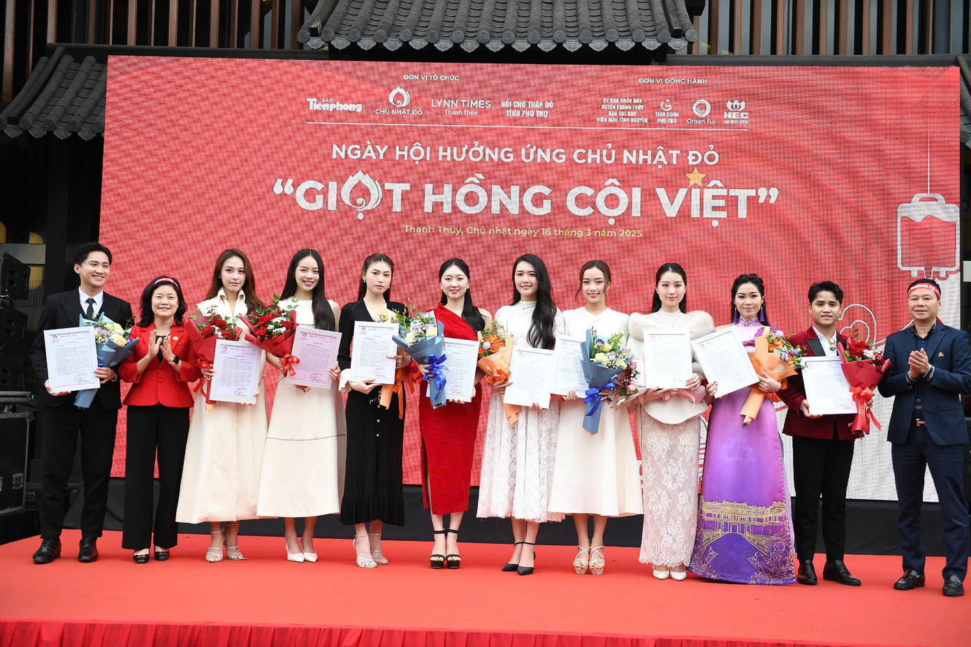 Ngày hội hiến máu cứu người tại vùng đất Tổ còn có sự tham gia, hưởng ứng của các Hoa hậu, Á hậu, Người đẹp và các nghệ sỹ. Ngày hội hiến máu cứu người tại vùng đất Tổ còn có sự tham gia, hưởng ứng của các Hoa hậu, Á hậu, Người đẹp và các nghệ sỹ.