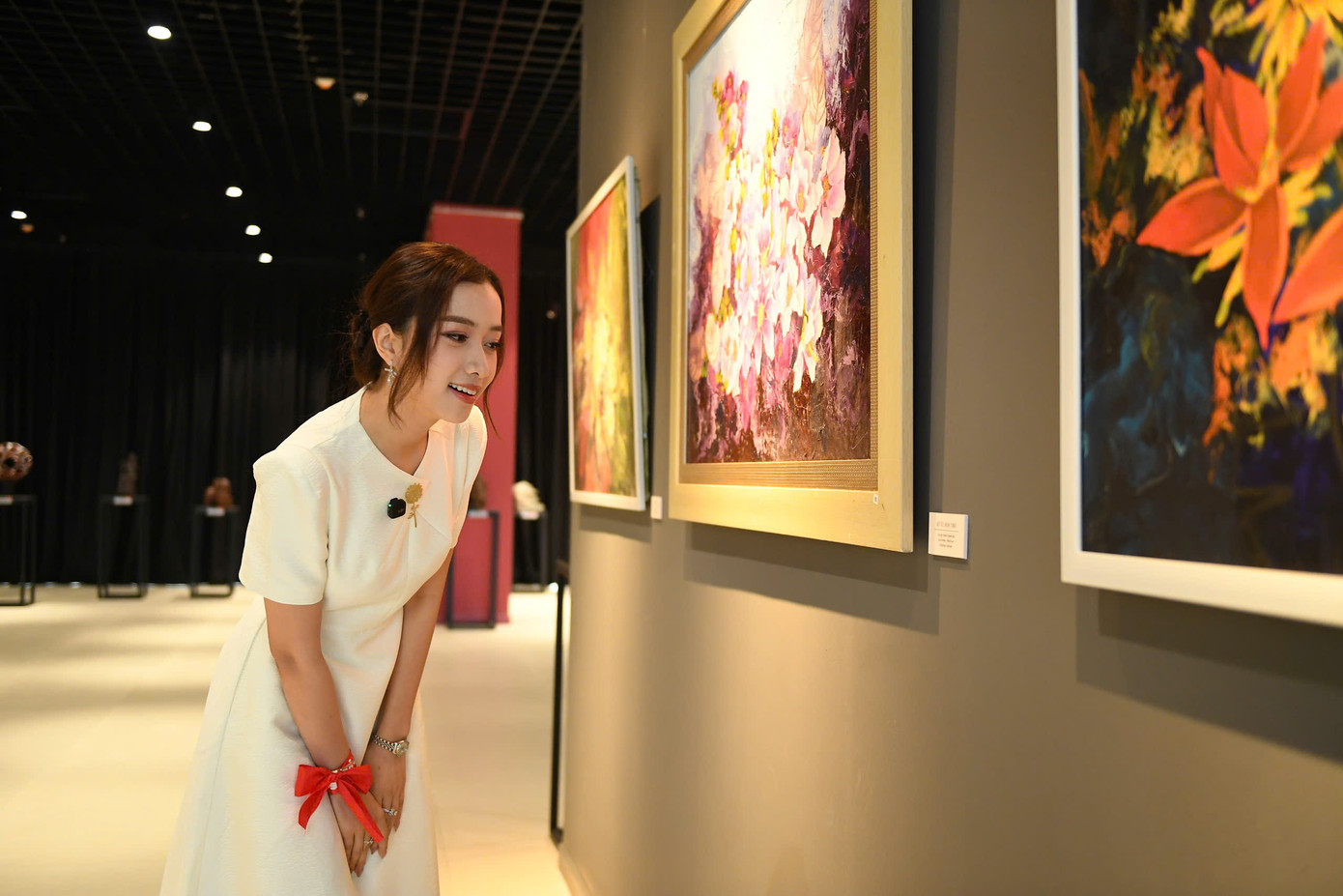 Người đẹp Nhân ái Nguyễn Ngọc Mai liên tục bày tỏ sự ngưỡng mộ trước tài năng của các nữ họa sỹ, đồng thời cảm nhận nguồn năng lượng tươi mới mà các tác phẩm mang lại.