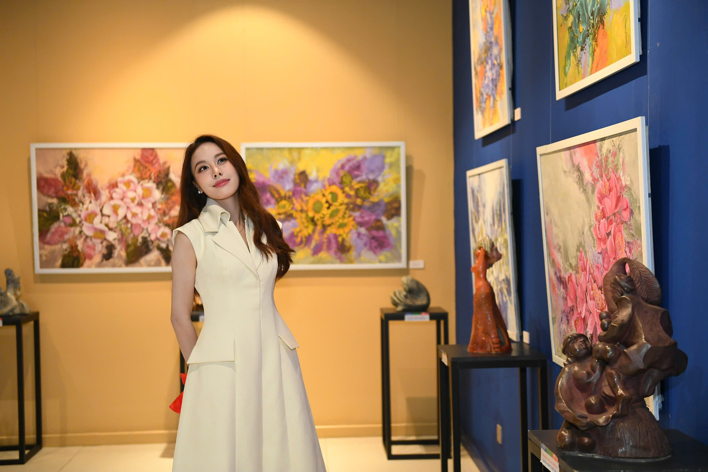 Triển lãm nghệ thuật &quot;Phụ nữ và mùa xuân&quot; tại phòng triển lãm Art Gallery - Khách sạn Wyndham Lynn Times Thanh Thuỷ khai mạc vào ngày 15/3, một ngày trước khi sự kiện &quot;Giọt hồng cội Việt” lần thứ 2 - năm 2025 diễn ra.